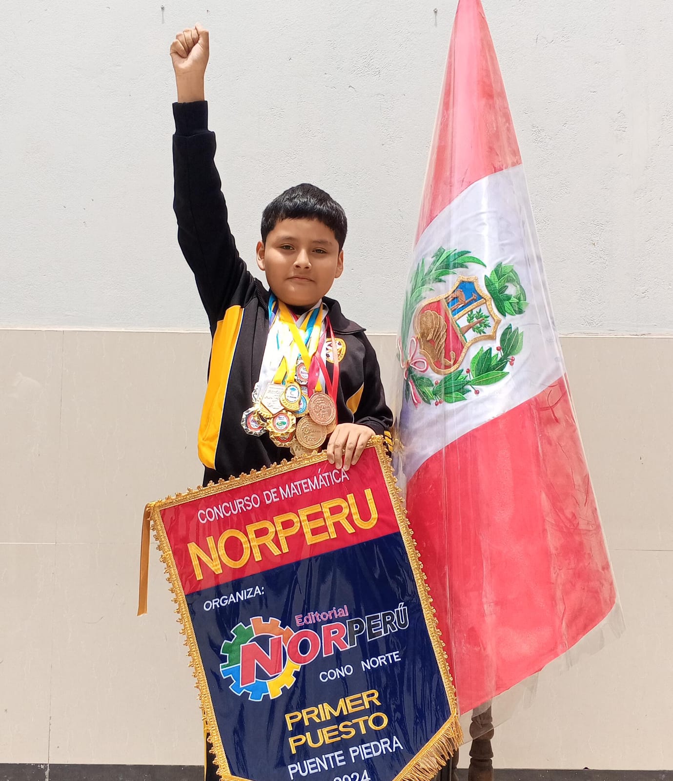 Niño talentoso con trofeo